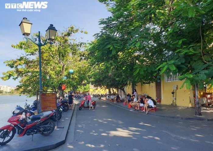 Young people on the sidewalk café near Chua Cau. Photo: vtcnews