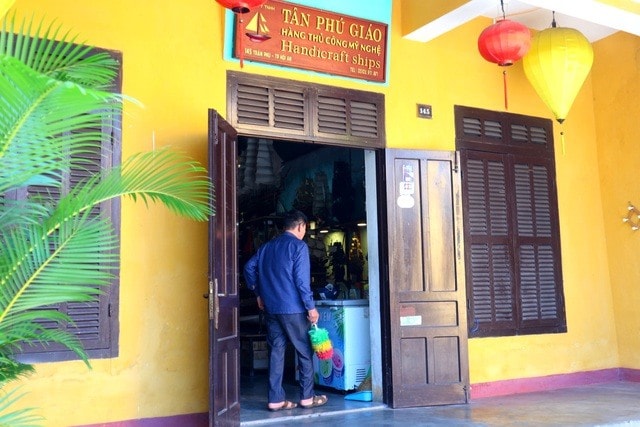 A man cleaning his souvenir shop. Dantri.com.vn