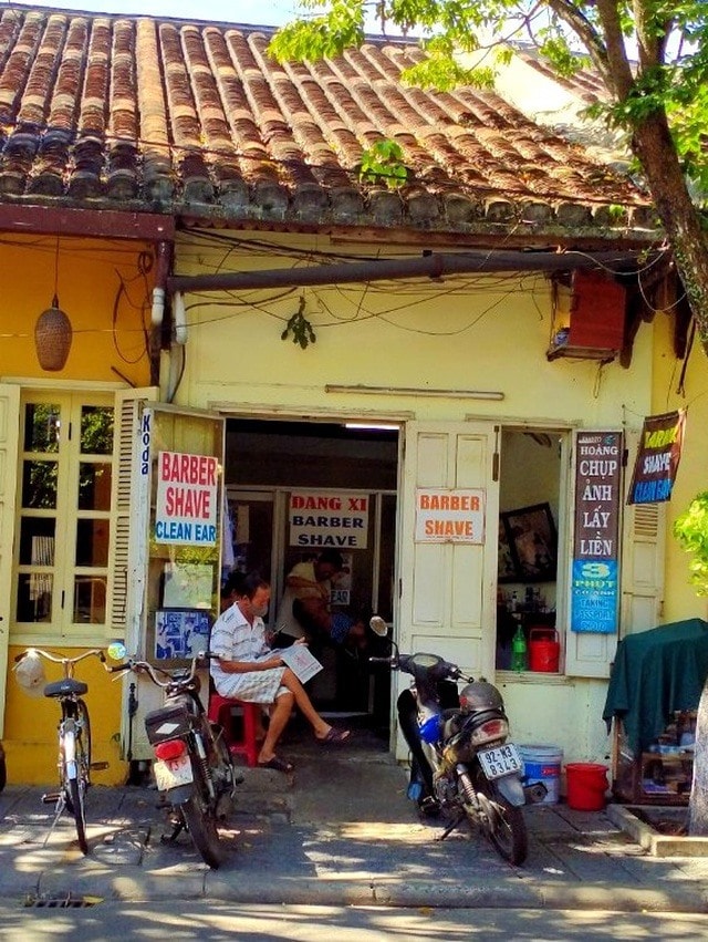 Local people are happy with the end of the social distancing. Photo: dantri.com.vnóng