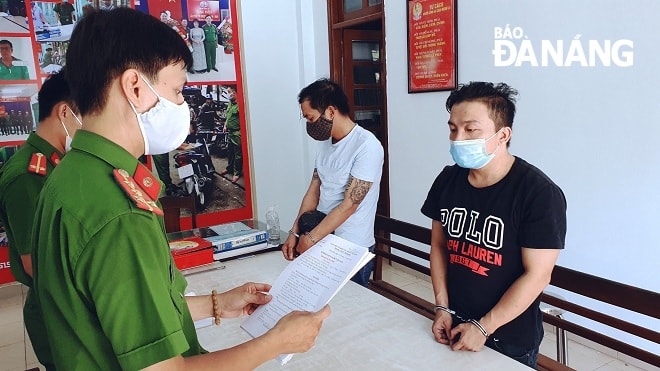 Cơ quan Cảnh sát điều tra Công an quận Thanh Khê đọc lệnh bắt tạm giam Hào và Tín. Ảnh: P.C