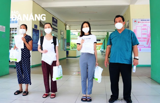 Bệnh nhân nhiễm Covid-19 được điều trị khỏi và xuất viện tại Bệnh viện Phổi Đà Nẵng. Ảnh: PHAN CHUNG