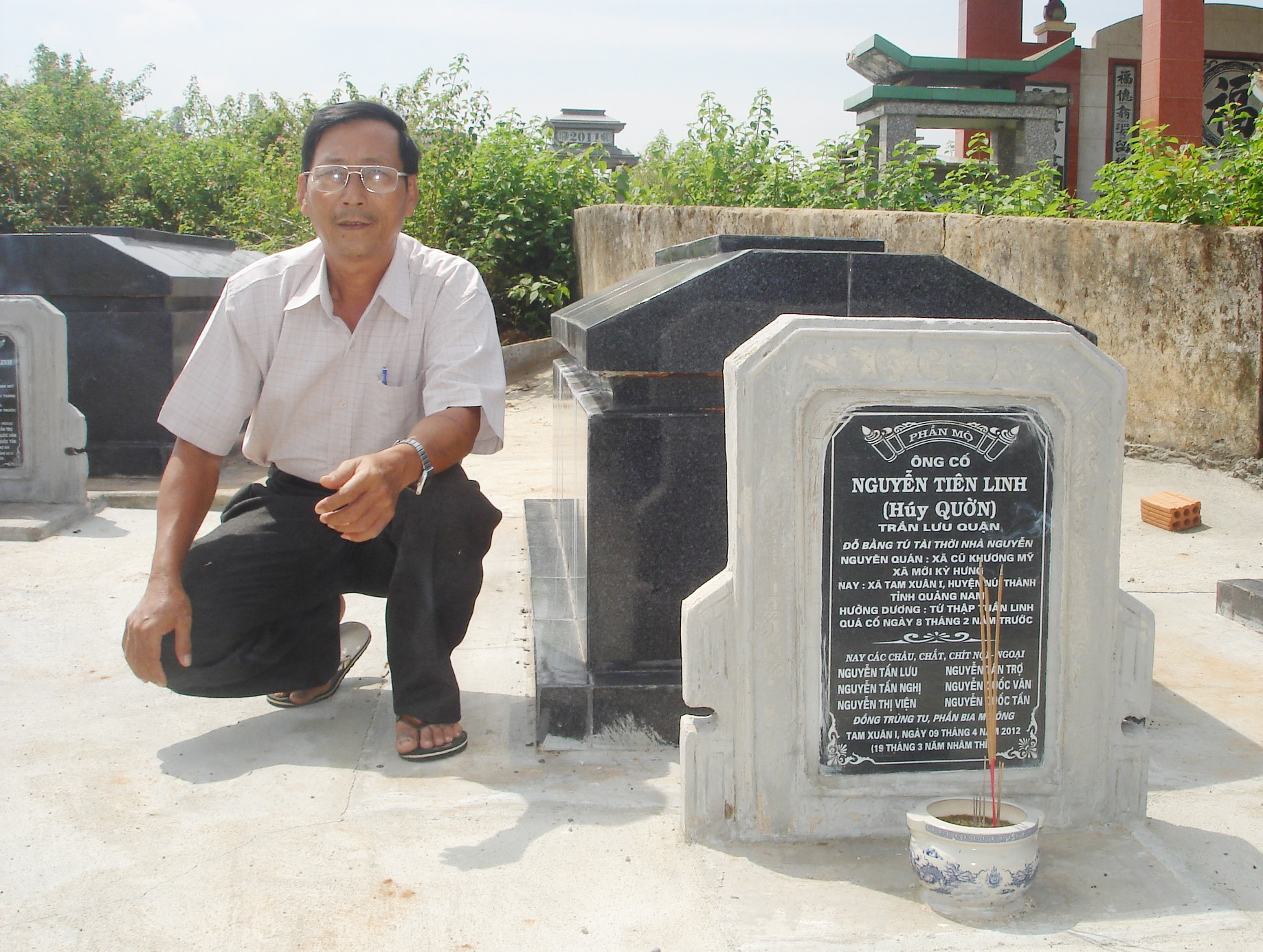 Thầy giáo Nguyễn Quốc Văn bên mộ ông Tú Quờn.