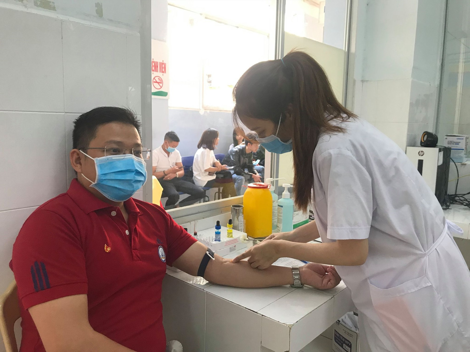 Kiểm tra sức khỏe trước khi hiến máu tại Bệnh viện Đa khoa Quảng Nam. Ảnh: C.N