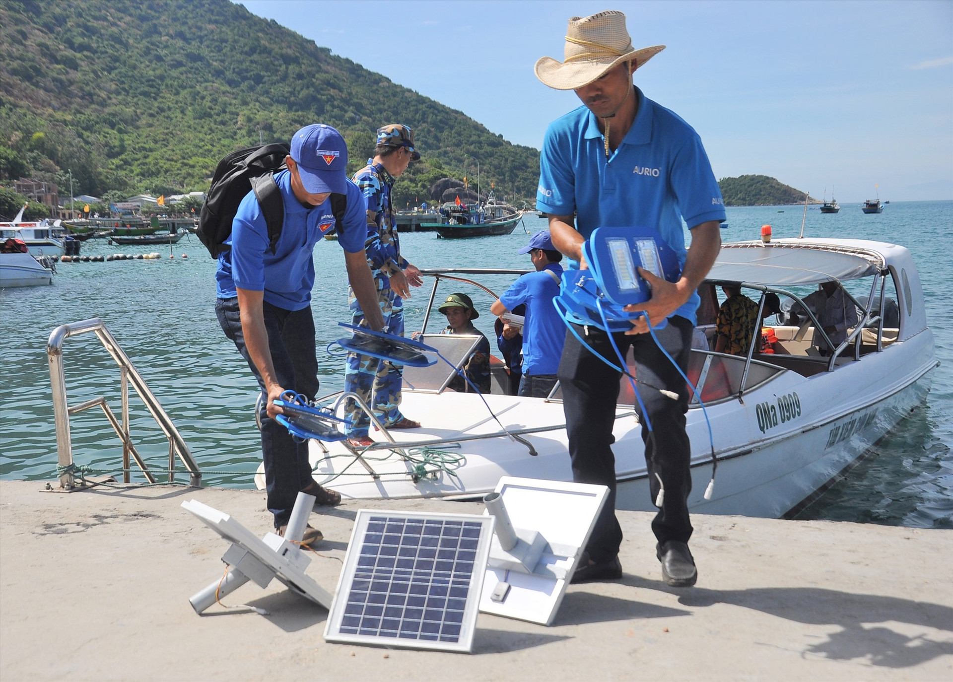 Anh Phạm Phú Hiển (phải) lắp đặt đèn năng lượng mặt trời tại đảo Cù Lao Chàm (xã Tân Hiệp, TP.Hội An). Ảnh: VINH ANH