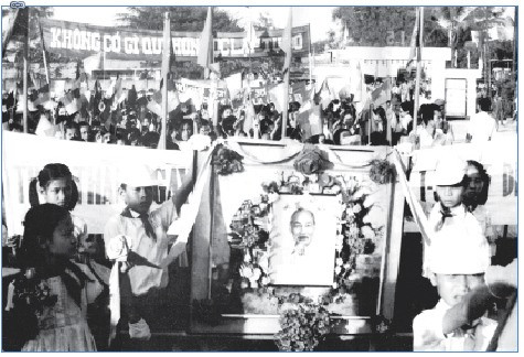 Nhân dân thị xã Tam Kỳ mít tinh mừng ngày giải phóng hoàn toàn miền Nam năm 1975. Ảnh tư liệu