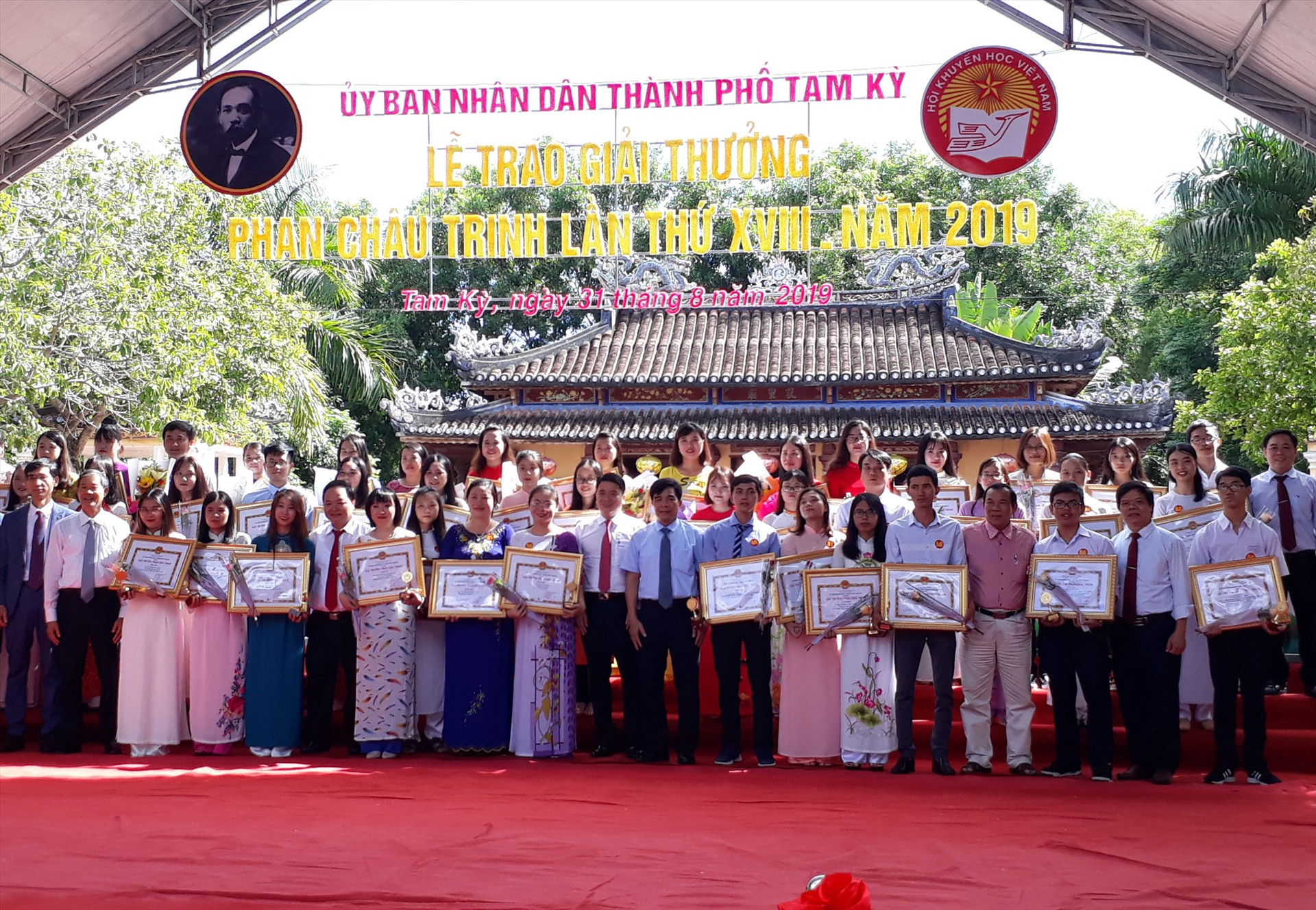TP.Tam Kỳ tổ chức trao Giải thưởng Phan Châu Trinh năm 2019 tại Văn thánh Khổng miếu. Ảnh: A.N