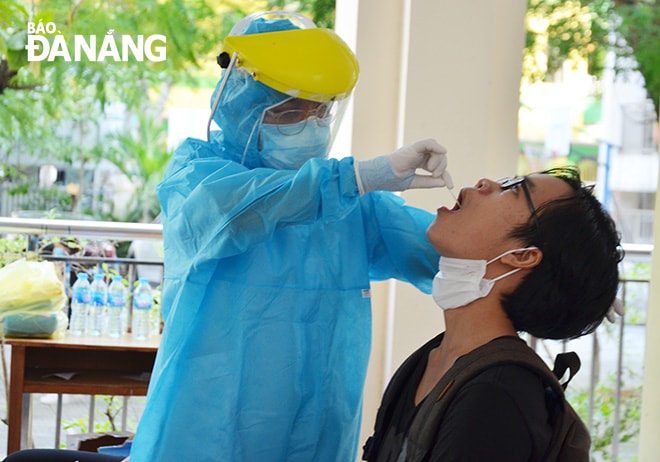 10.876 thí sinh lấy mẫu xét nghiệm đợt 1 đã cho kết quả âm tính (Trong ảnh: nhân viên y tế lấy mẫu xét nghiệm tại Trường THPT Trần Phú). Ảnh: NGỌC PHÚ