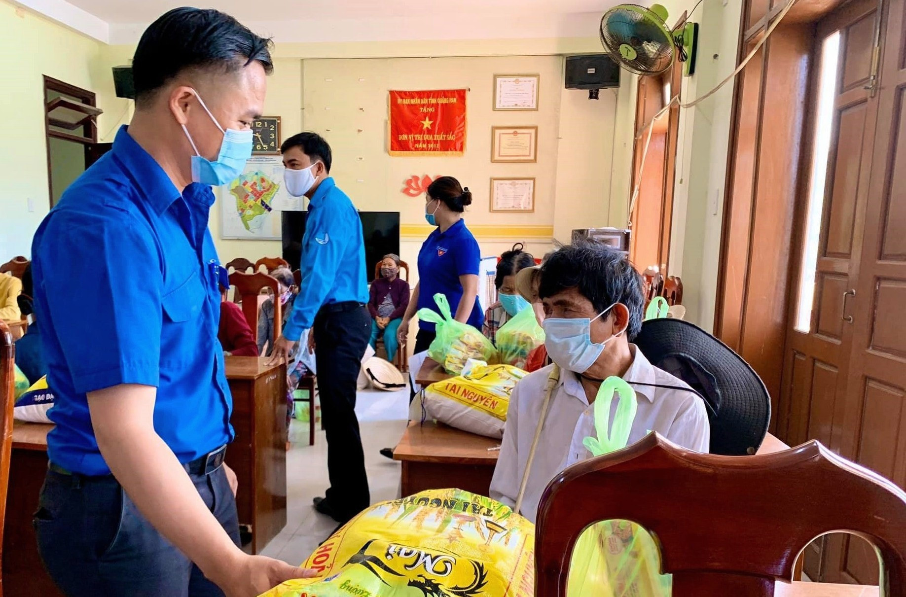 Đoàn Khối các cơ quan tỉnh tặng quà cho người dân huyện Phú Ninh. Ảnh: L.C