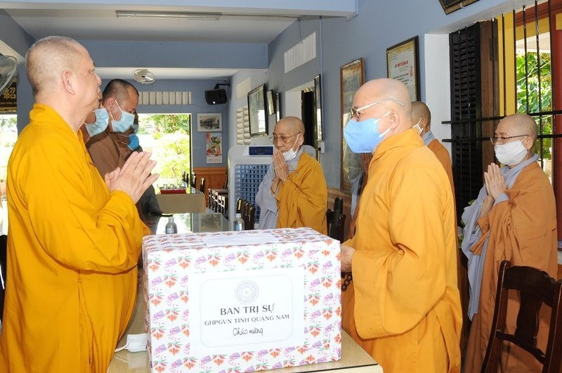 Ban Trị sự Giáo hội Phật giáo Việt Nam tỉnh tặng quà các địa phương bị ảnh hưởng bởi dịch Covid-19. Ảnh: PGQN.