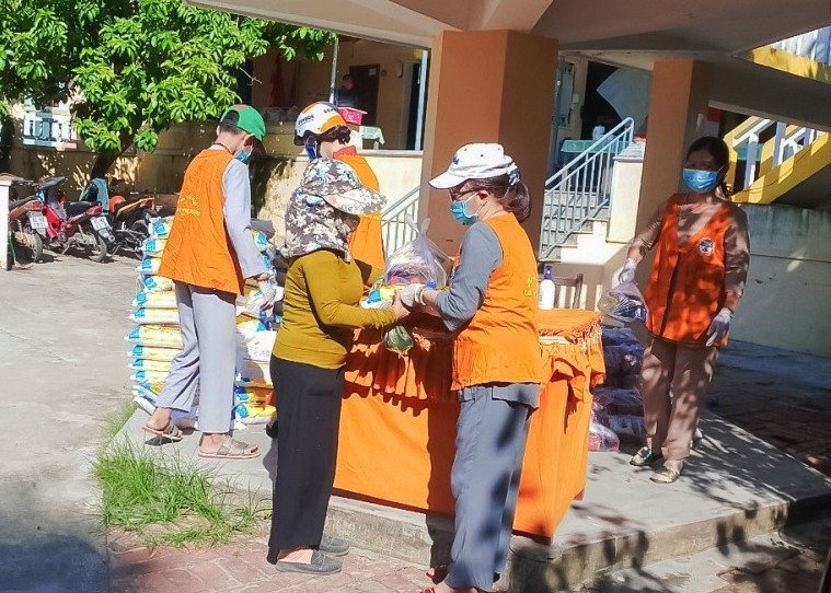 Phật giáo thị xã Điện Bàn tặng quà cho người nghèo. Ảnh: PGQN