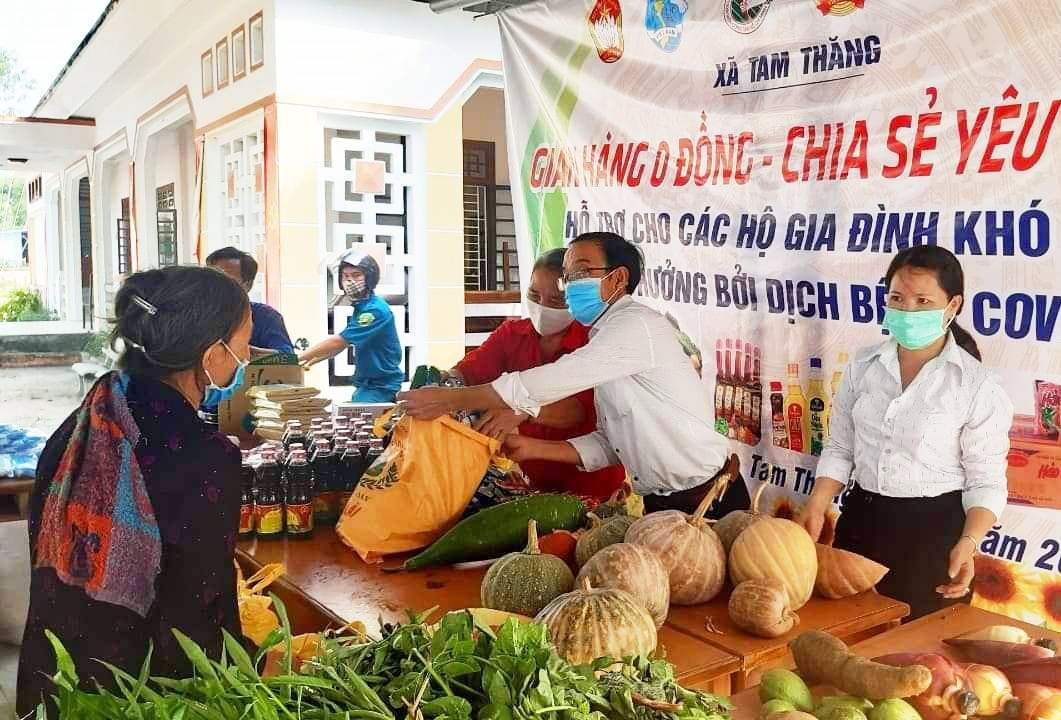 Người dân khó khăn đến với gian hàng 0 đồng