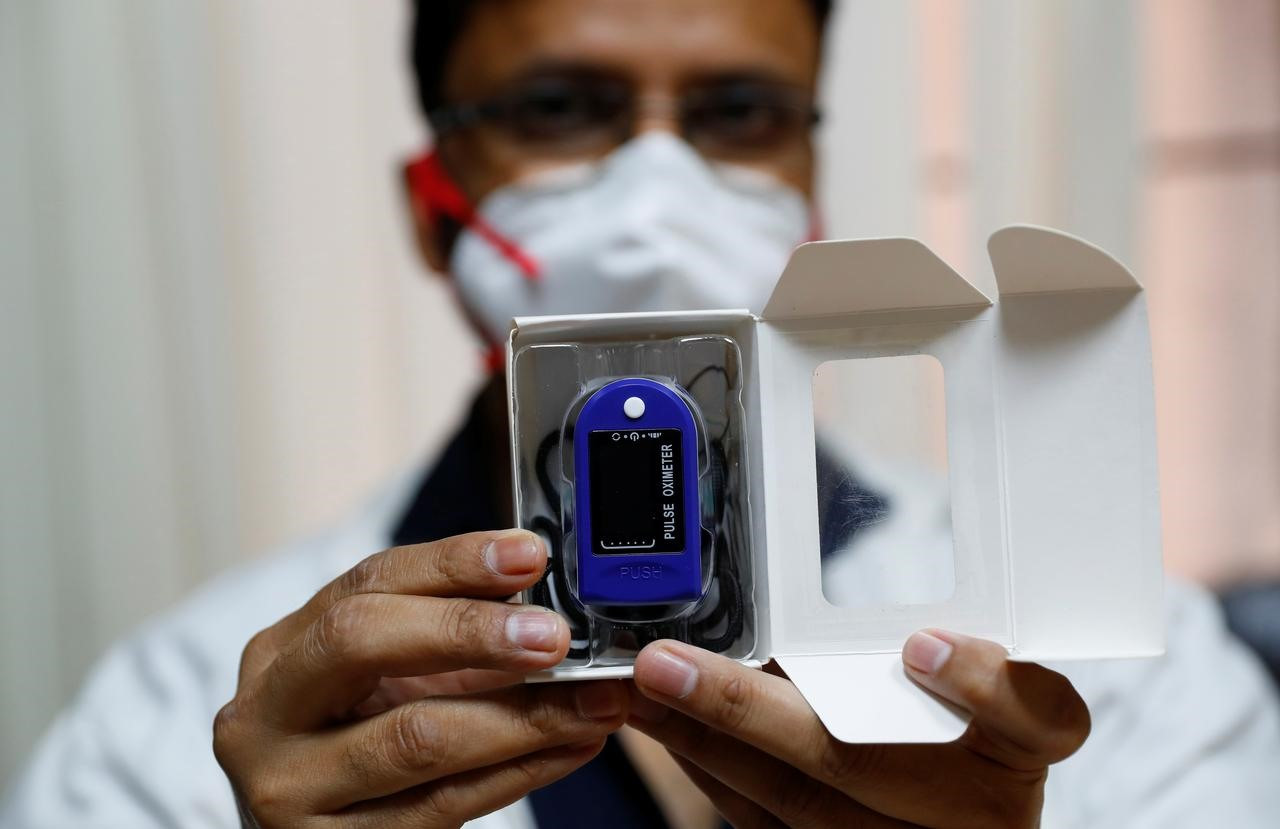 Thiết bị đo nông độ ôxy bão hòa cho bệnh nhân Covid-19 đang được sử dụng tại New Delhi, Ấn Độ. Ảnh: Reuters