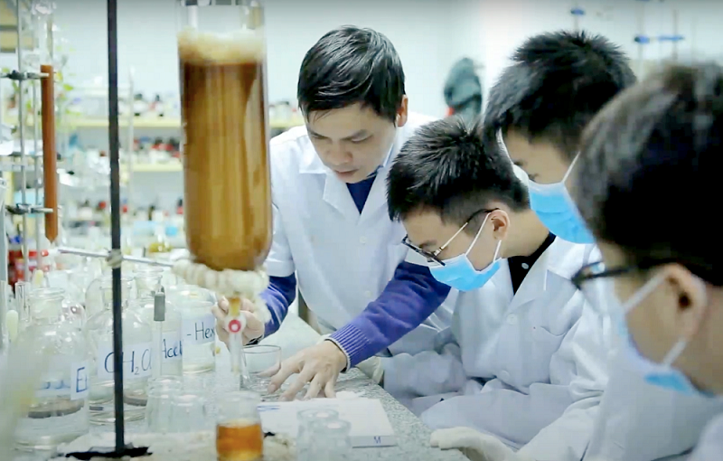 Tại phòng thí nghiệm của Viện Hóa sinh biển – Viện Hàn lâm Khoa học và Công nghệ Việt Nam, Tiến sĩ Lê Nguyễn Thành hướng dẫn nhóm Tử Minh thực hiện dự án về keo ong dú.