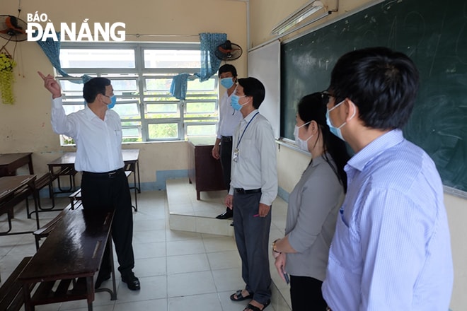 Phó Chủ tịch UBND thành phố kiểm tra công tác chuẩn bị cho Kỳ thi tại điểm thi Trường THCS Tây Sơn. Ảnh: NGỌC PHÚ