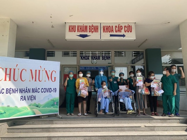 5 bệnh nhân mắc Covid-19 điều trị tại Bệnh viện dã chiến Hòa Vang được ra viện