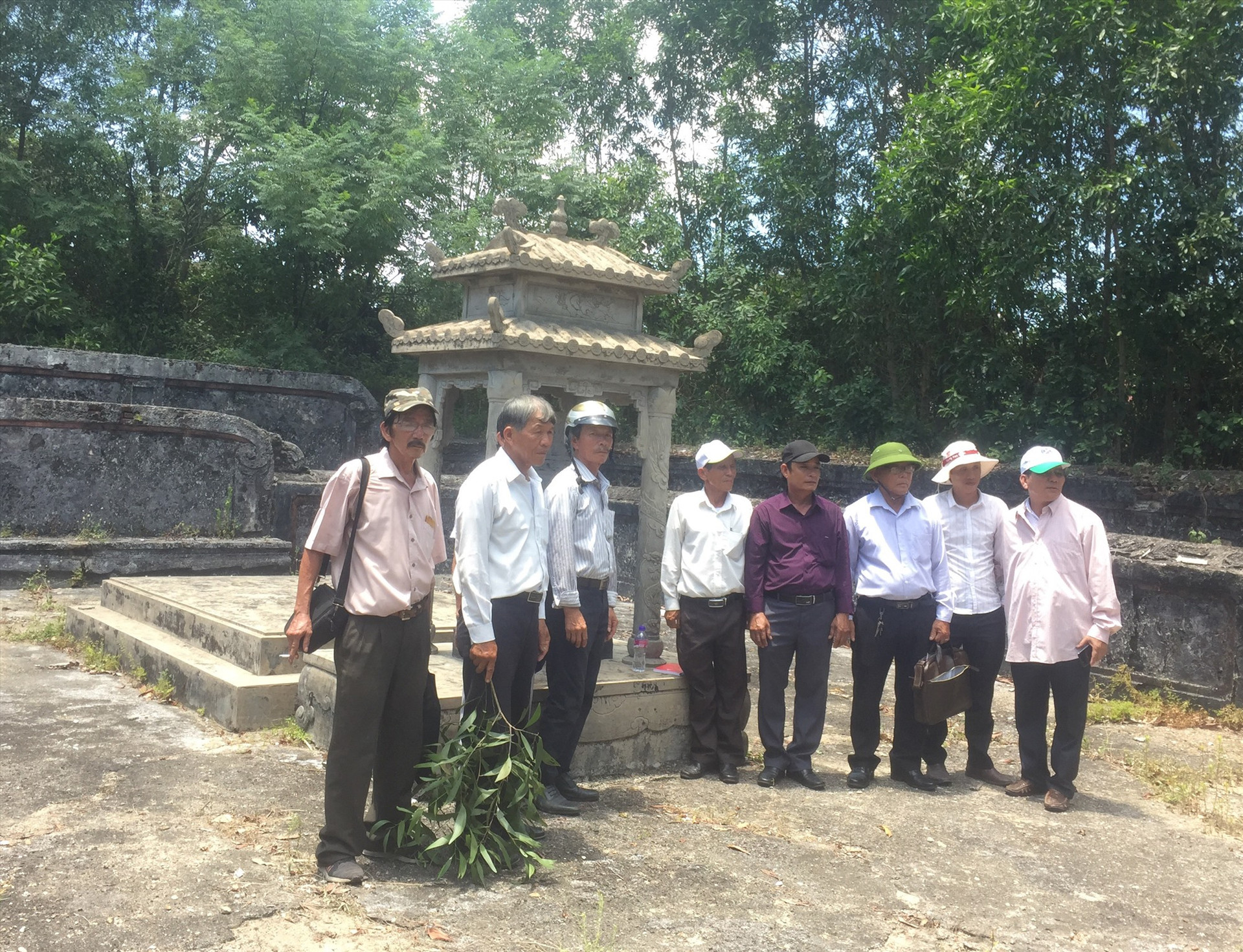 Con cháu từ Quảng Nam thăm mộ Đoan Hùng quận công.Ảnh: YÊN BA