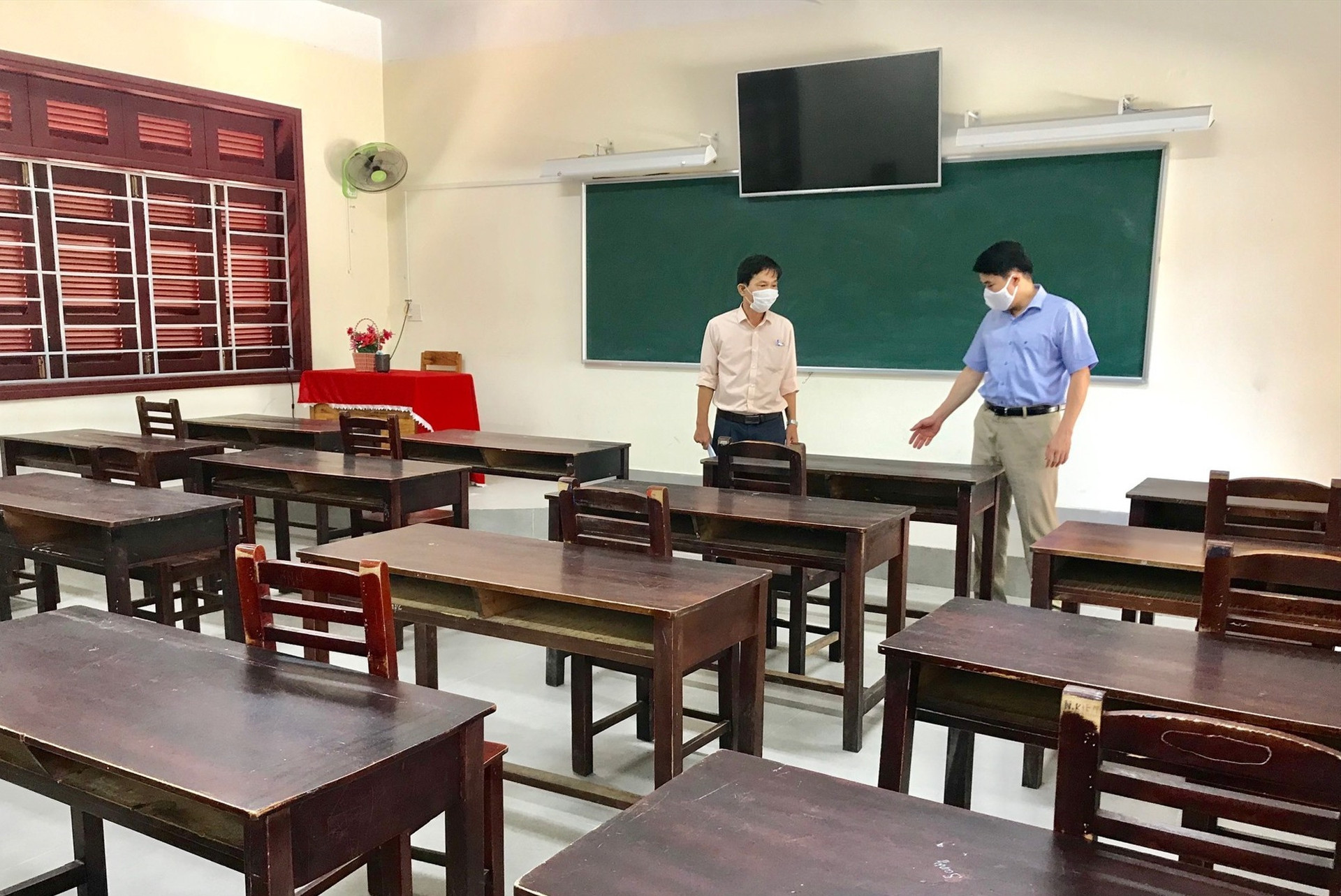 Phó Chủ tịch UBND tỉnh Trần Văn Tân khảo sát một phòng thi tại trường THPT Trần Quý Cáp. Ảnh: Q.T