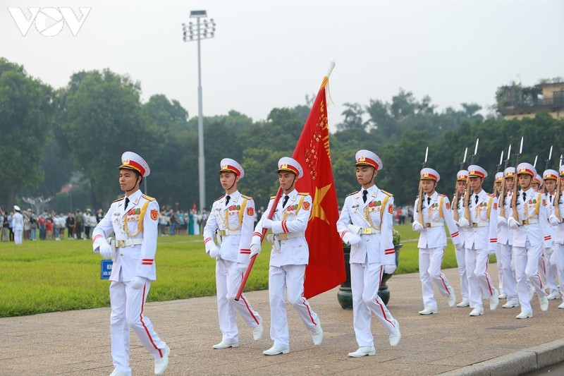 Trong các buổi chào cờ, hạ cờ hàng ngày trên Quảng trường Ba Đình, các chiến sĩ Bộ Tư lệnh bảo vệ lăng luôn coi đó là niềm vinh dự, tự hào.