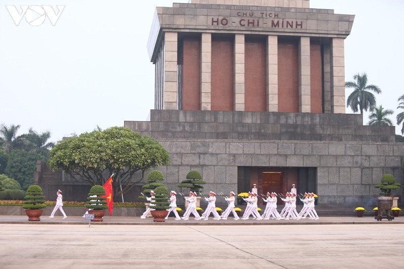Các chiến sĩ hành quân từ Lăng Chủ tịch Hồ Chí Minh về Kỳ đài ở giữa Quảng trường Ba Đình.
