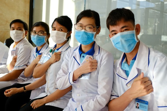 Các y bác sĩ tỉnh Bình Định thể hiện quyết tâm hỗ trợ Đà Nẵng chống dịch - Ảnh: TẤN LỰC