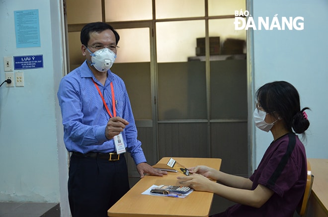 Ông Mai Văn Trinh dận dò thí sinh phải bình tĩnh khi tham gia môn thi thứ 2 vào chiều 3-9. Ảnh: NGỌC PHÚ