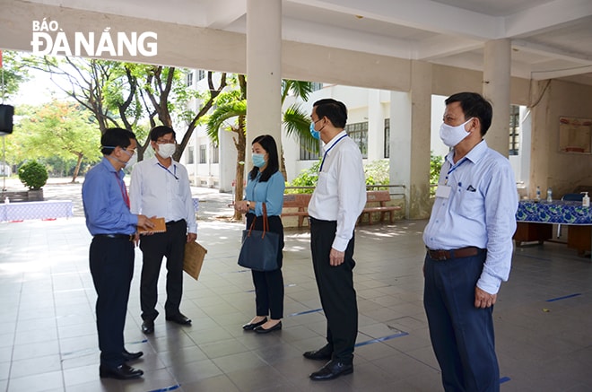 Ông Mai Văn Trinh (trái) và Phó Chủ tịch UBND thành phố Lê Trung Chinh (thứ 2 bên phải) kiểm tra công tác thi tại điểm thi Trường THPT Phan Châu Trinh. Ảnh: NGỌC PHÚ