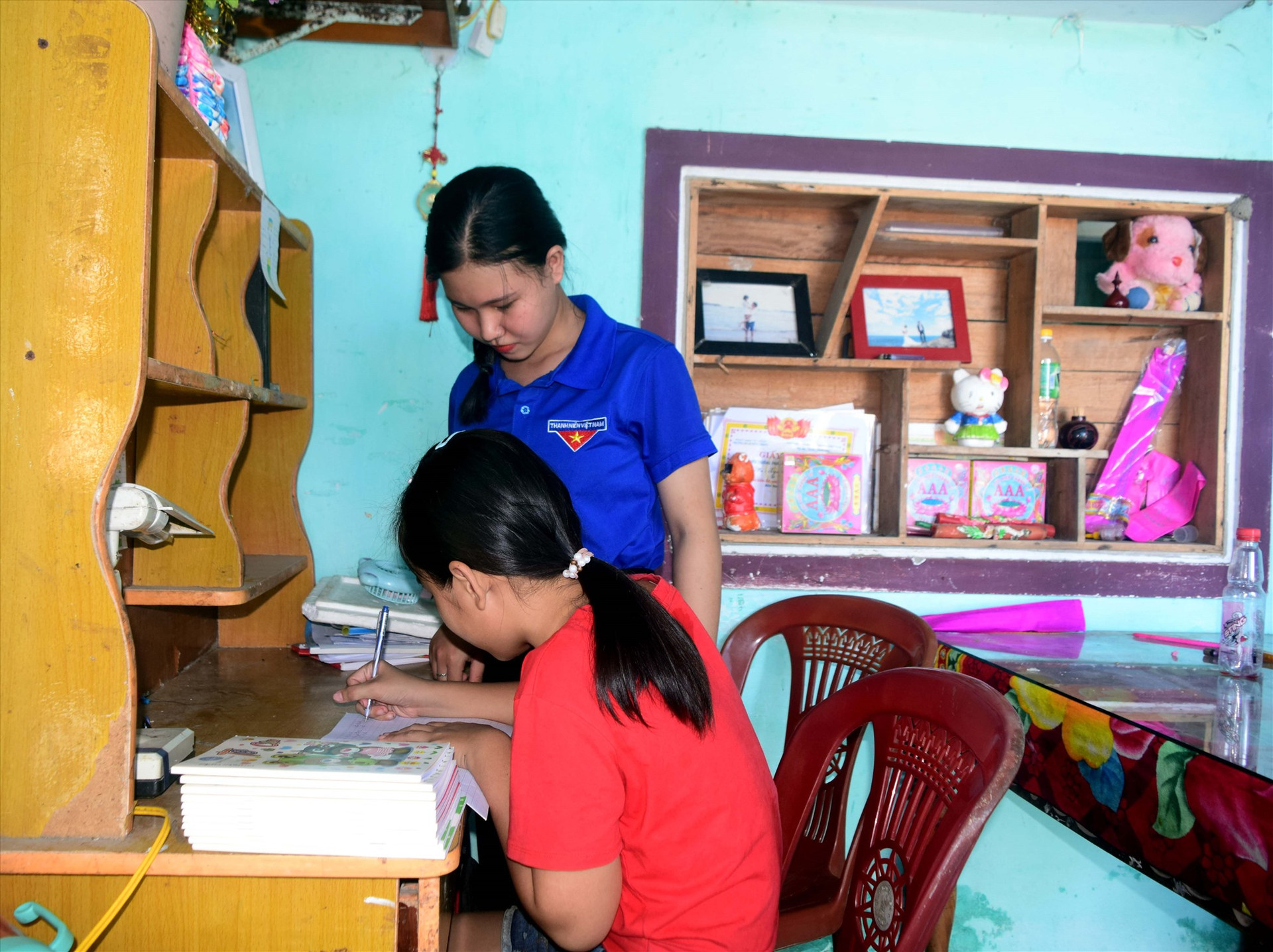 ĐVTN xã Tam Giang đến nhà hỗ trợ các em ôn tập kiến thức, chuẩn bị dụng cụ học tập cho năm học mới. Ảnh: T.C