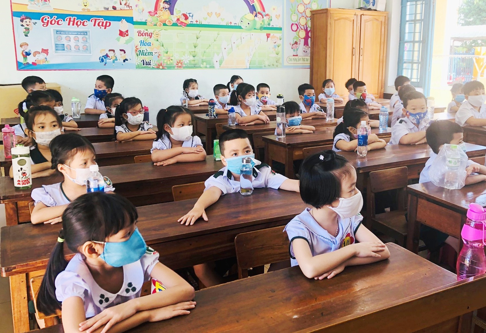 Học sinh lớp 1 Trường Tiểu học Kim Đồng ngày tựu trường. Ảnh: N.A