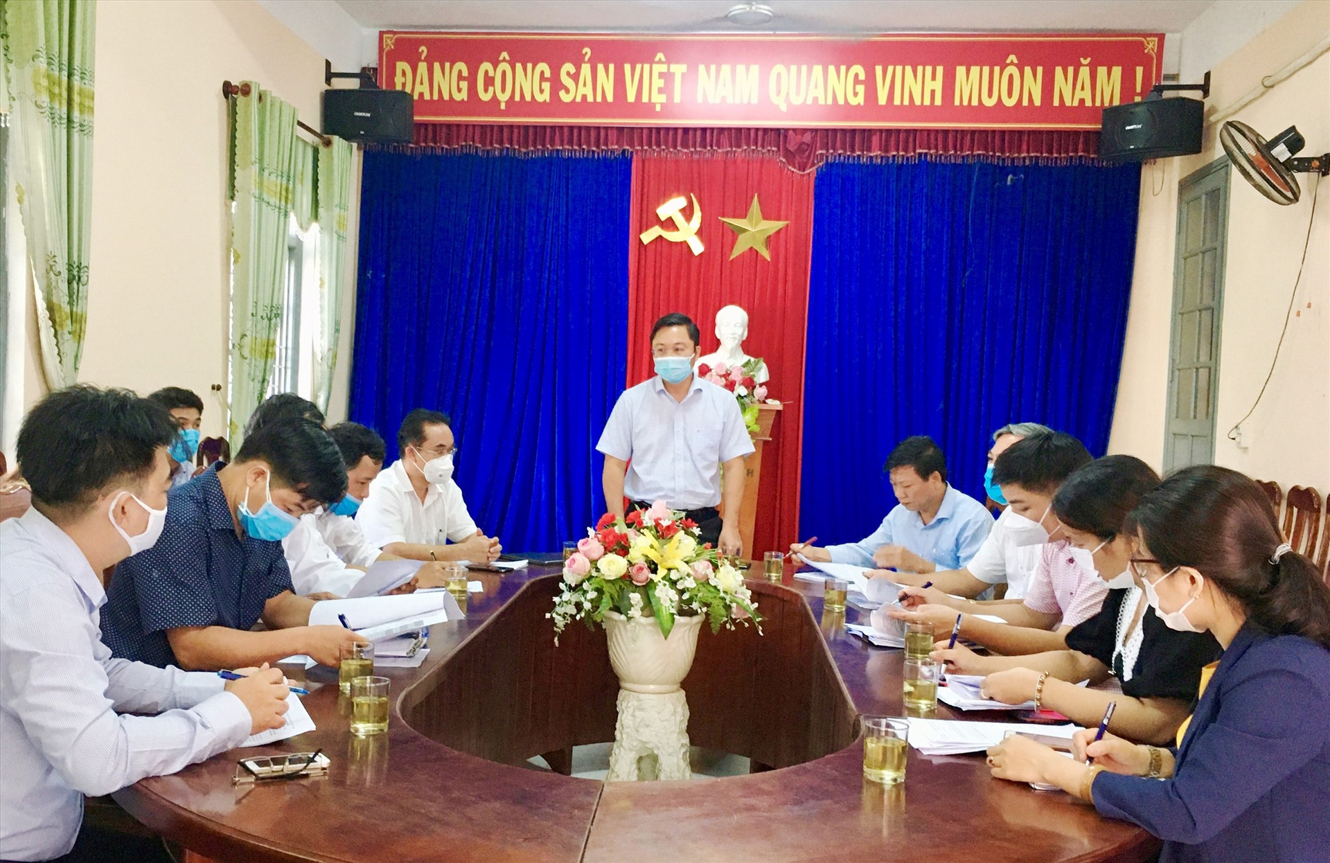 Chủ tịch UBND tỉnh Lê Trí Thanh làm việc tại xã Quế Trung (Nông Sơn) về việc thực hiện Nghị quyết 42/NQ-CP ngày 09/4/2020 của Chính phủ.
