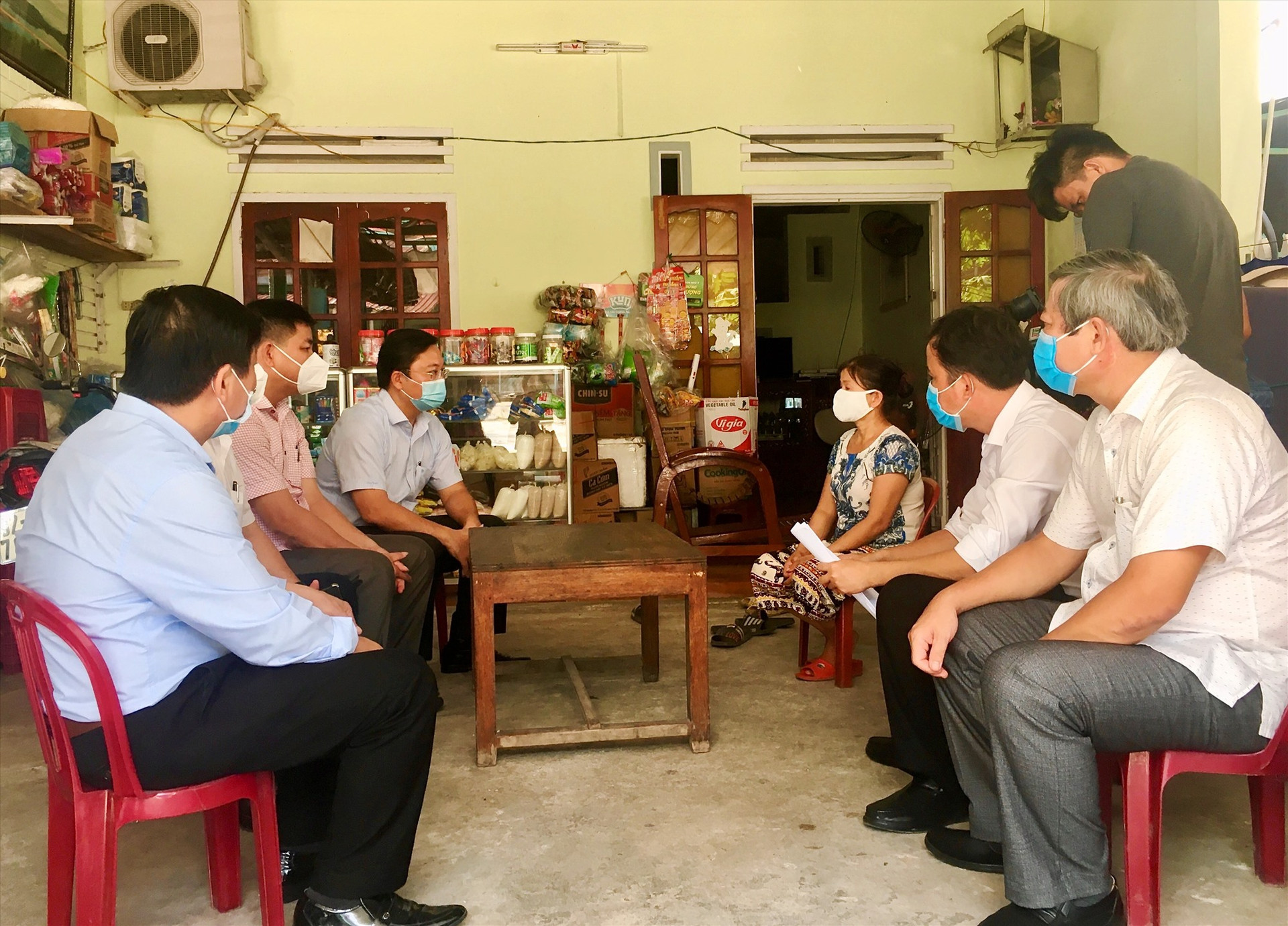 Chủ tịch UBND tỉnh Lê Trí Thanh kiểm tra thực tế tại một hộ dân nhận hỗ trợ theo Nghị quyết 42 tại thôn Phước Viên, xã Quế Trung.