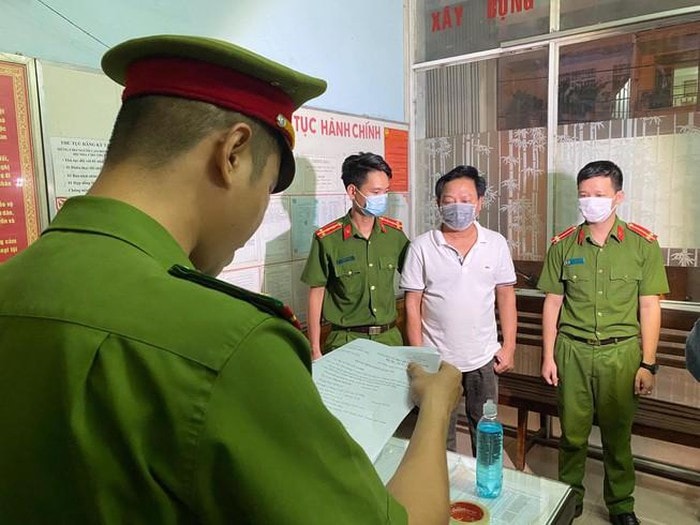 Đọc lệnh khởi tố.