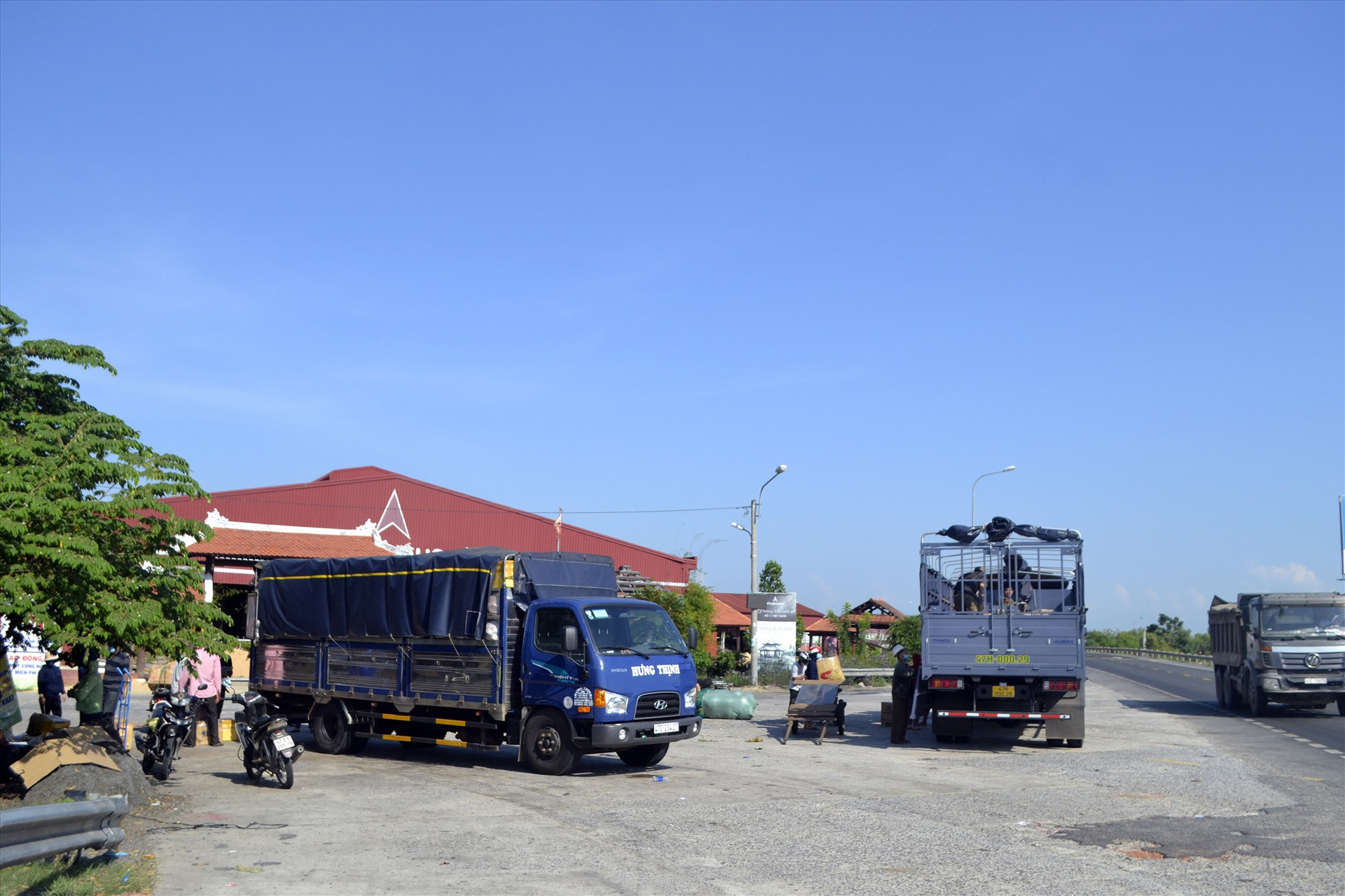 Xe tải ngang nhiên dừng đỗ để bỏ hàng ngay ngã ba tuyến tránh Vĩnh Điện (quốc lộ 1) với đường vào trung tâm hành chính thị xã Điện Bàn. Ảnh: K.K
