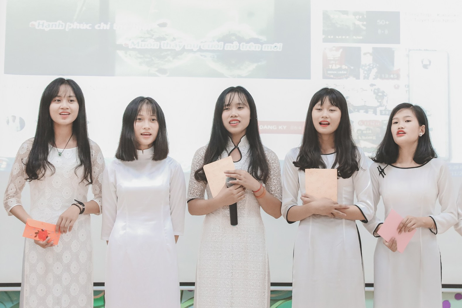 Nguyễn Thị Nhi (thứ 2 từ trái sang) biểu diễn văn nghệ cùng các bạn nhân ngày kỷ niệm Nhà giáo Việt Nam 20/11