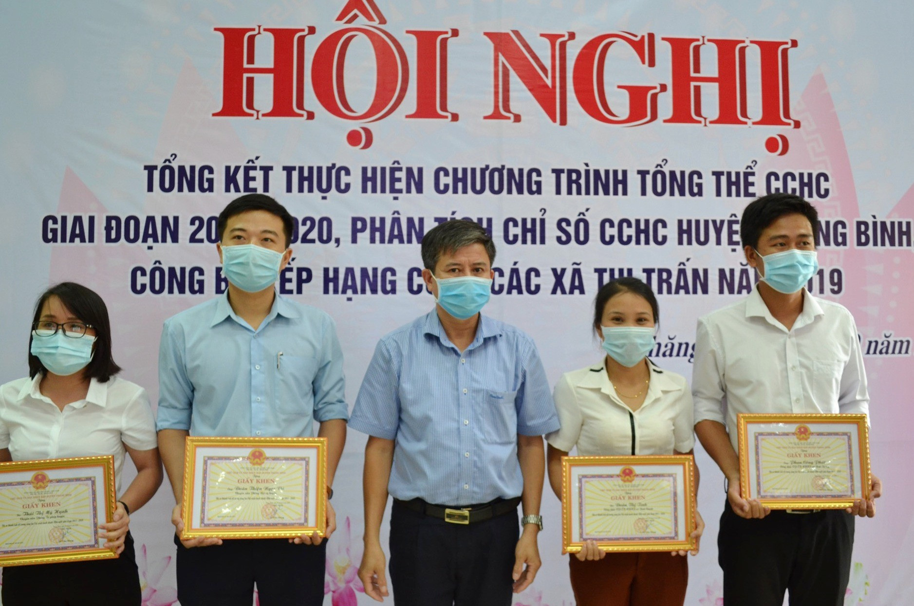 UBND huyện Thăng Bình khen thưởng một số cá nhâ, tập thể đạt thành tích trong cải cách hành chính giai đoạn 2011-2020.