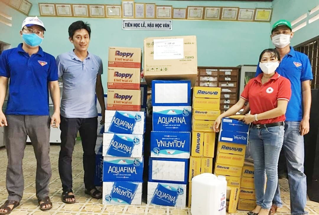 Các sản phẩm nước uống của Suntory PepsiCo Việt Nam được trao tặng tại Quế Sơn.