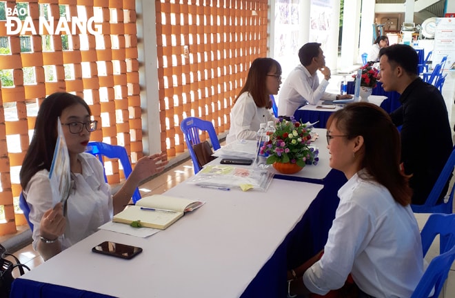 Các doanh nghiệp tổ chức phỏng vấn tuyển dụng lao động tại Ngày Hội việc làm do Sở Lao động, Thương binh và Xã hội phối hợp với Thành Đoàn, Hội Doanh nhân trẻ tổ chức ngày 5-7-2020. Ảnh: T.V