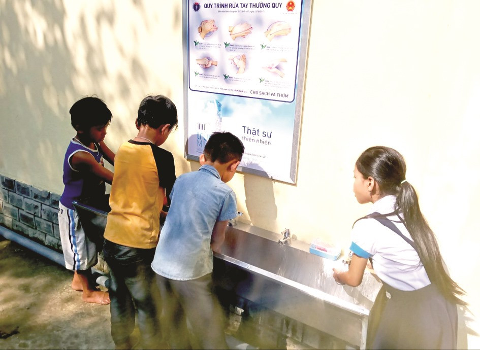 Mùa dịch, nên các em học sinh đến trường đều được thầy cô khuyến khích rửa sạch tay bằng xà phòng, đảm bảo vệ sinh thân thể.