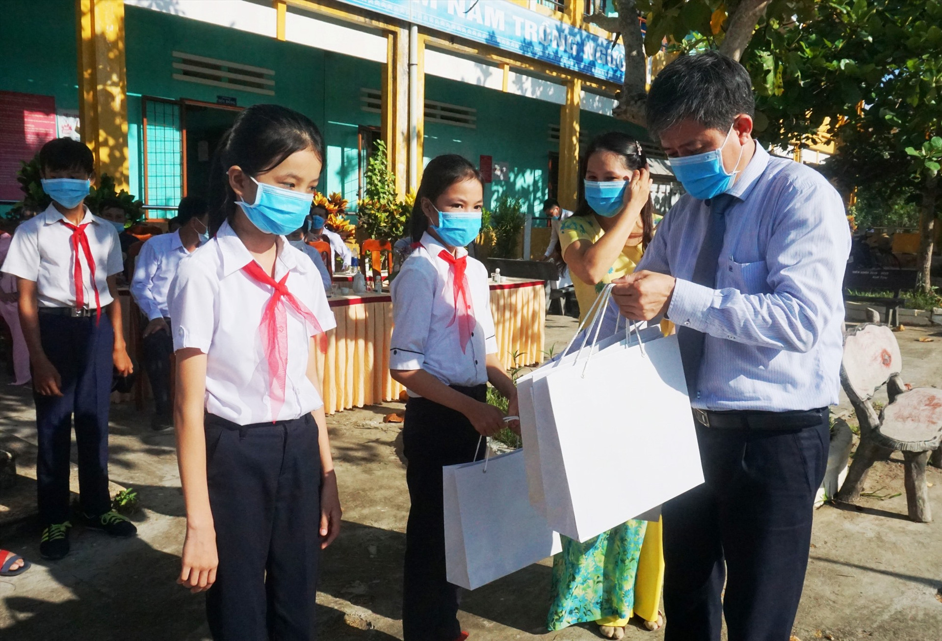 Ông Võ Văn Hùng - Chủ tịch UBND huyện Thăng Bình tặng học bổng cho học sinh trường THCS Nguyễn Tri Phương (xã Bình Quế).