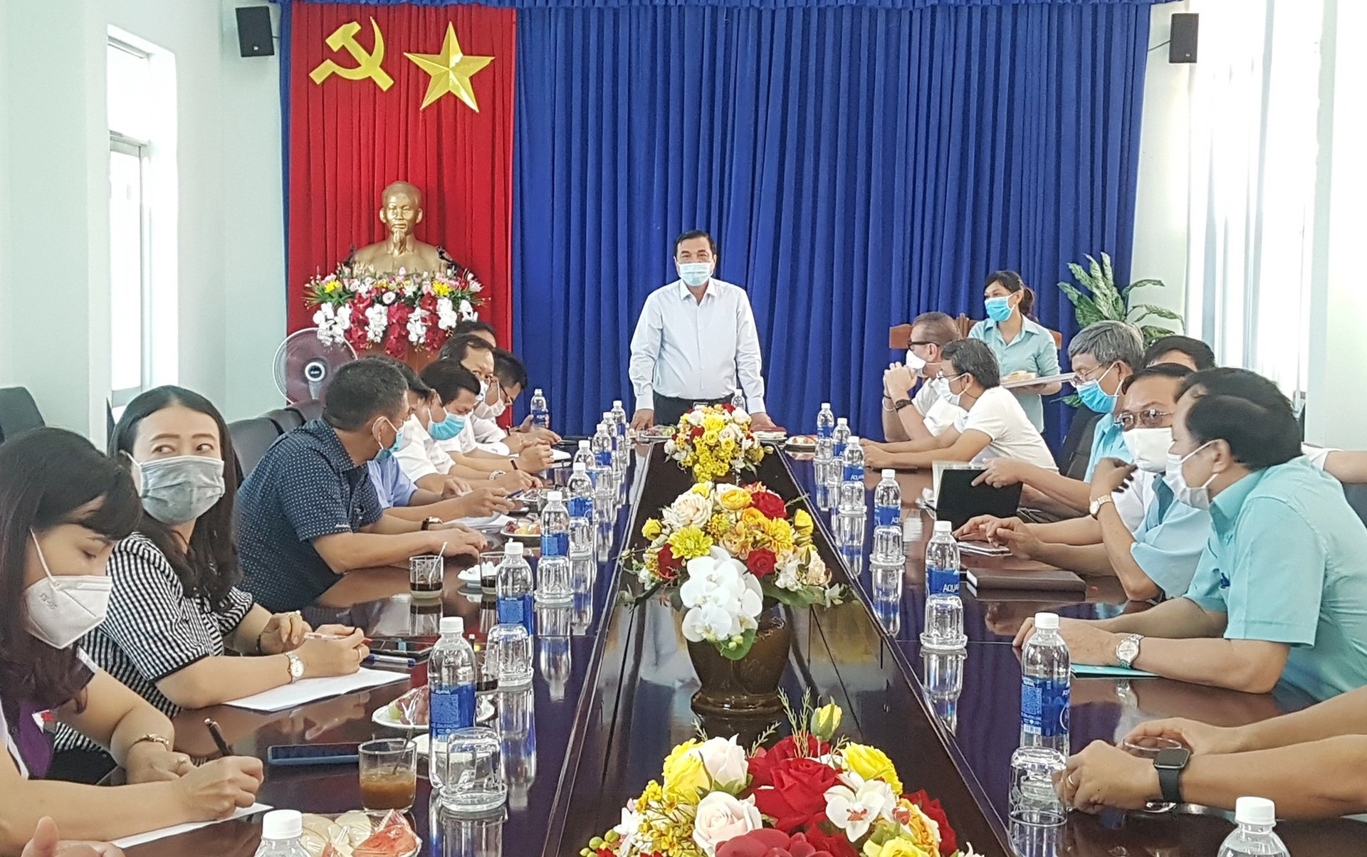 Bí thư Tỉnh ủy Phan Việt Cường làm việc với một số doanh nghiệp tại KCN Điện Nam - Điện Ngọc. Ảnh: D.L