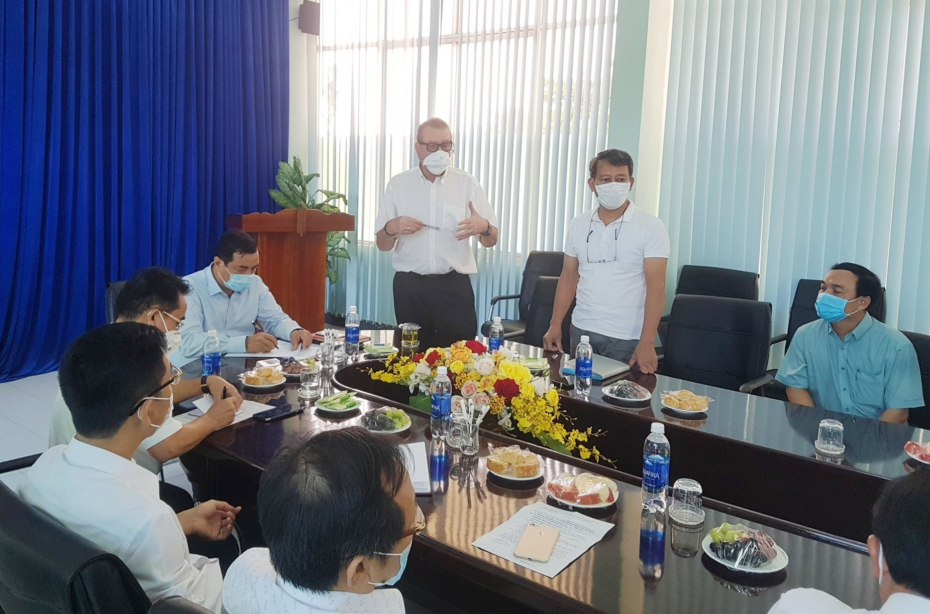 Lãnh đạo Công ty giày Rieker Việt Nam báo cáo tình hình hoạt động sản xuất với đoàn công tác. Ảnh: D.L