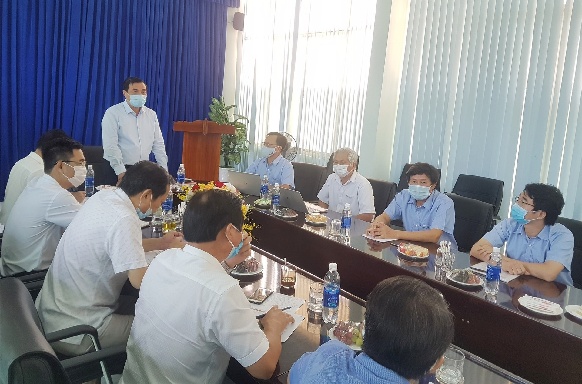 Bí thư Tỉnh ủy Phan Việt Cường yêu cầu lãnh đạo các công ty tại KCN Điện Nam - Điện Ngọc vừa đảm bảo phòng dịch vừa duy trì hoạt động sản xuất. Ảnh: D.L