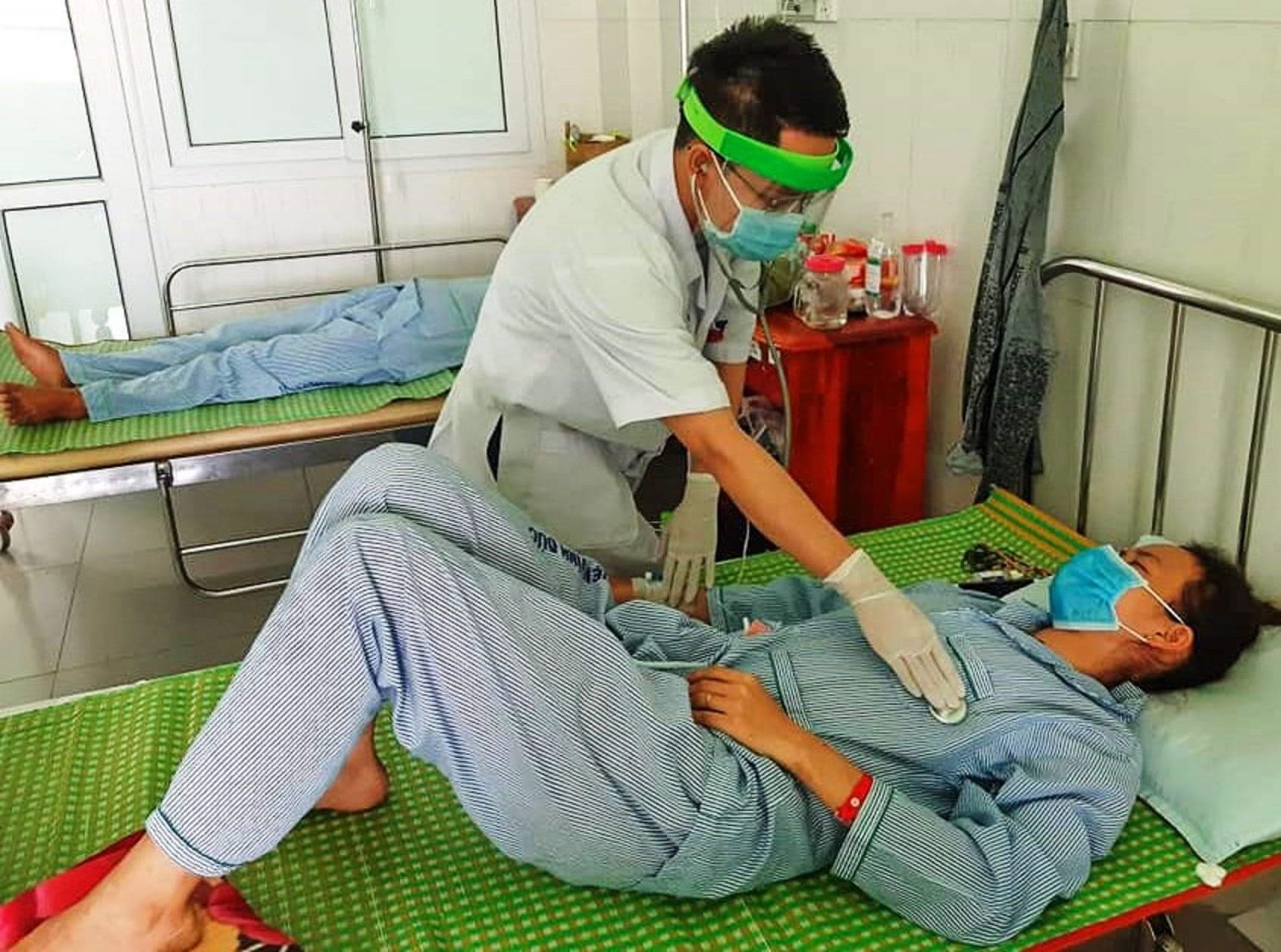 Một trong 3 bệnh nhân nghi ngộ độc sản phẩm pate Minh Chay đang được chăm sóc điều trị tại Bệnh viện Đa khoa Vĩnh Đức. Ảnh: Đ.N