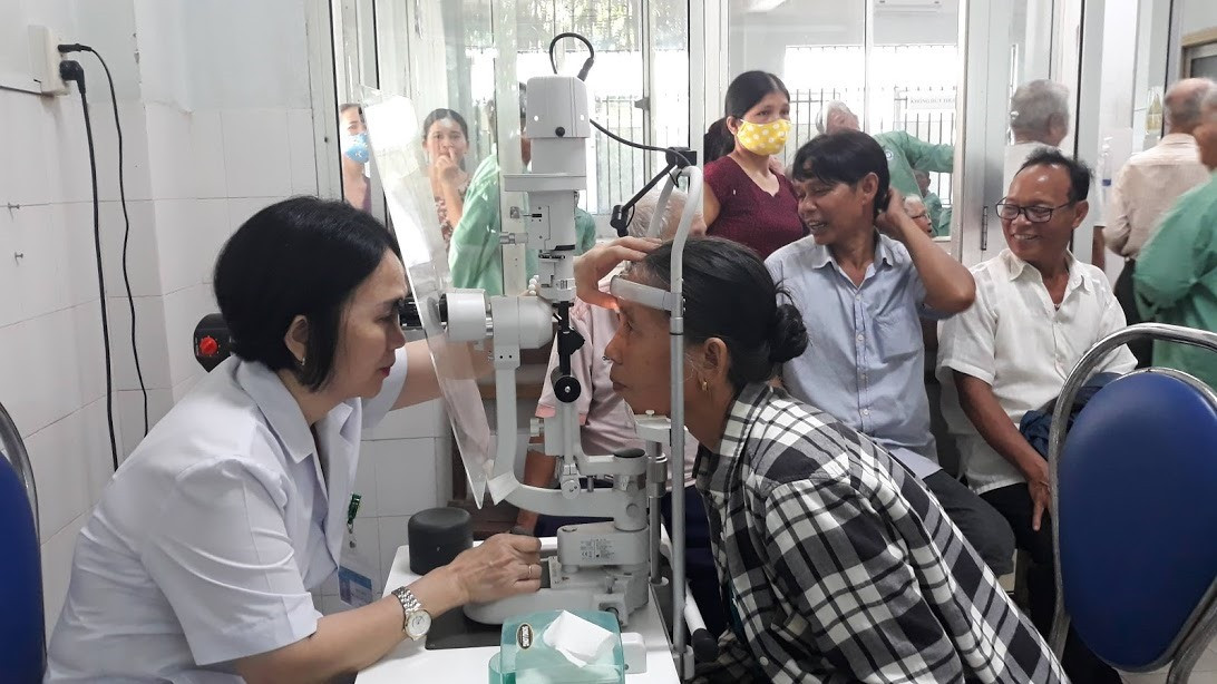 Bệnh nhân ở Nam Giang được khám mắt tại BVĐK tỉnh vào đầu tháng 7.2020 theo chương trình tài trợ của Quỹ Thiện tâm. Ảnh: C.N