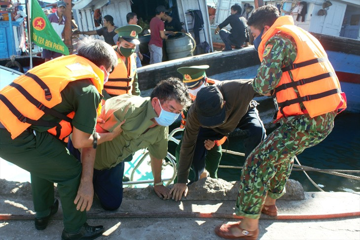 2 ngư dân Quảng Nam được đưa lên bờ cấp cứu. Ảnh: HỒNG ANH