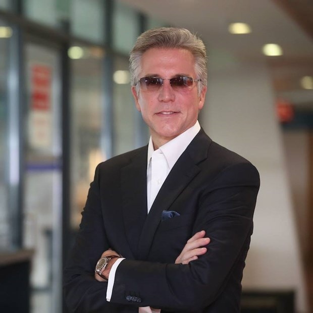 Tác giả cuốn sách Bill McDermott. (Ảnh: Fanpage nhân vật)