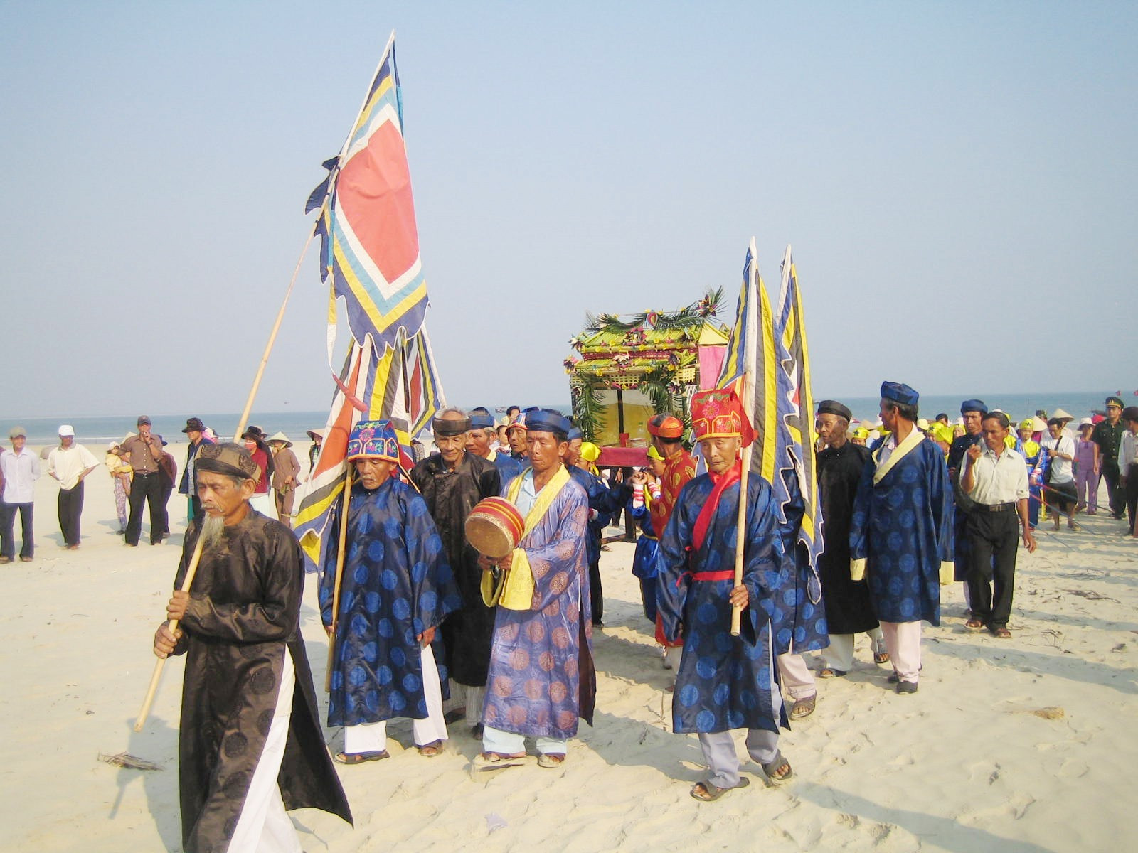 Nghi lễ rước thần Nam Hải (cá Ông) nhập lăng trong lễ cầu ngư của làng chài Tam Hải (Núi Thành). Ảnh: H.QUANG