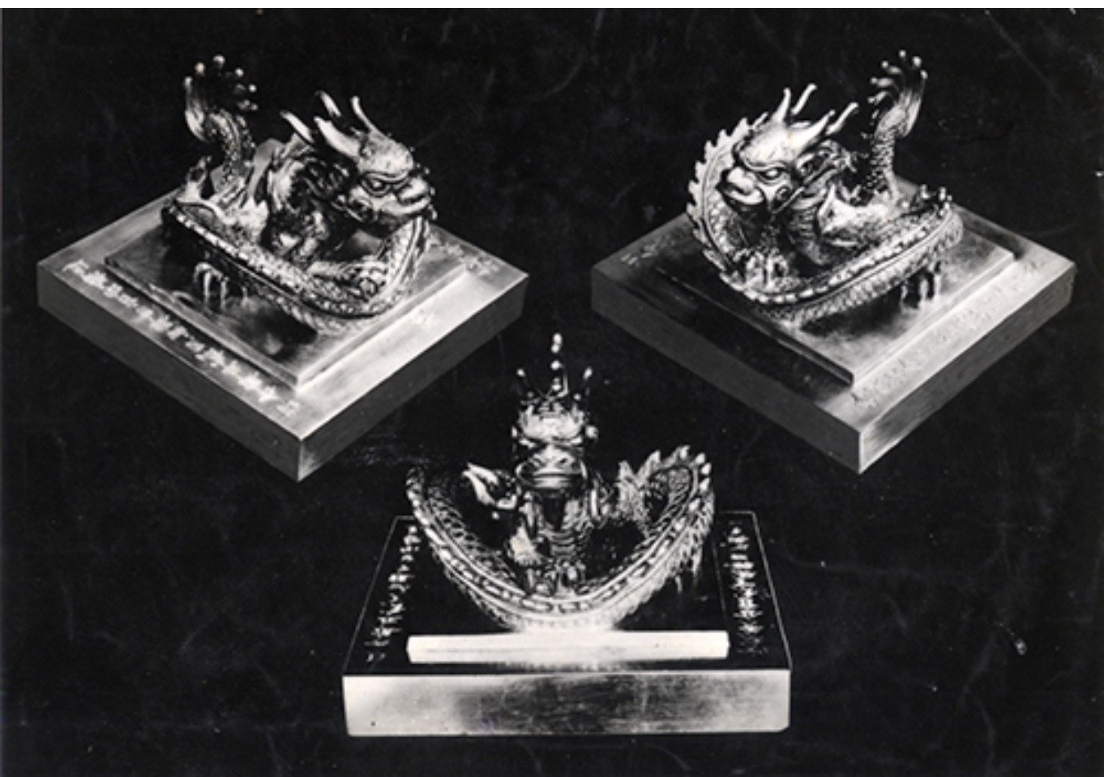 Ấn Hoàng Đế Chi Bảo bằng vàng nặng 10,534kg vua Bảo Đại trao lại tại lễ thoái vị chiều 30.8.1945.