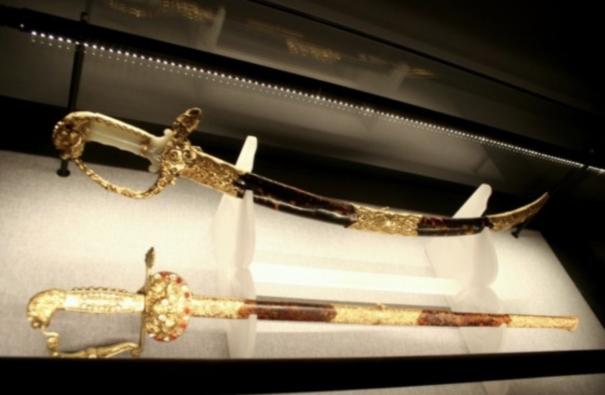 Đôi kiếm vàng triều Nguyễn đúc vào thế kỷ XIX, nặng 1,25kg tượng trưng cho quyền lực của vua. Ảnh: Nguyễn Đắc Xuân sưu tầm
