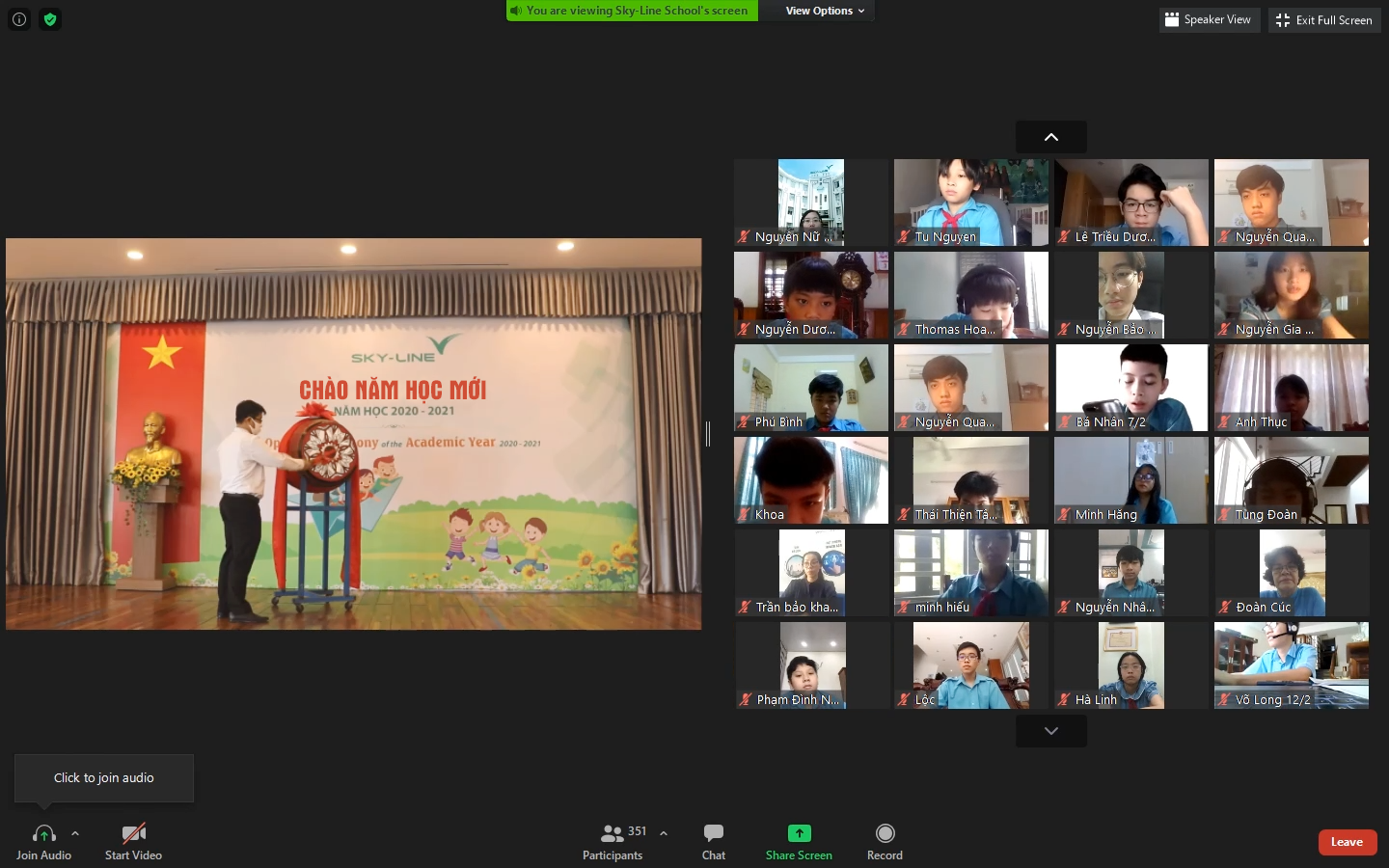Thầy Tống Thiên Long - Quyền Hiệu trưởng Trường TH, THCS và THPT Sky-Line Đà Nẵng đánh trống khai trường trong chương trình chào năm học mới trực tuyến. Ảnh: Sky-Line cung cấp