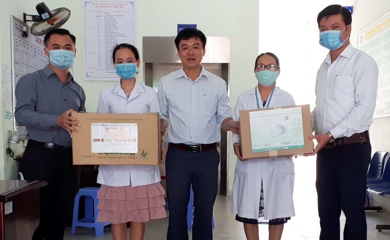 Đoàn Khối các cơ quan trao tặng khẩu trang cho Bệnh viện đa khoa Trường Cao đẳng y tế Quảng Nam. Ảnh: L.C